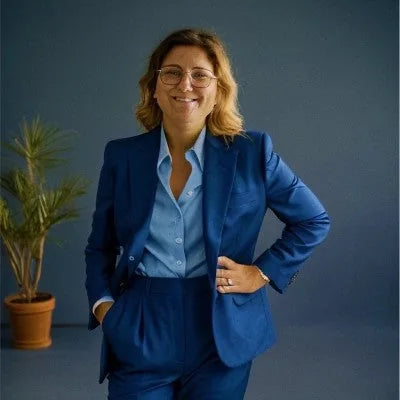 Cátia Ruivo, fundadora da GIOCUP®, de fato azul e a sorrir