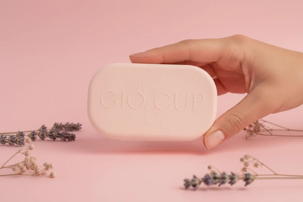 Mão a segurar o estojo do copo menstrual GIOCUP®
