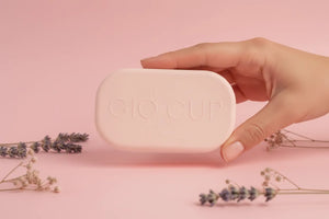 Mão a segurar o estojo do copo menstrual GIOCUP®