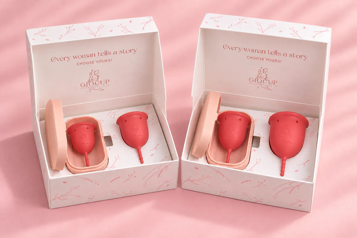 Duas embalagens do Kit GIOCUP® abertas, cada uma com dois copos menstruais Rose e uma caixa de transporte