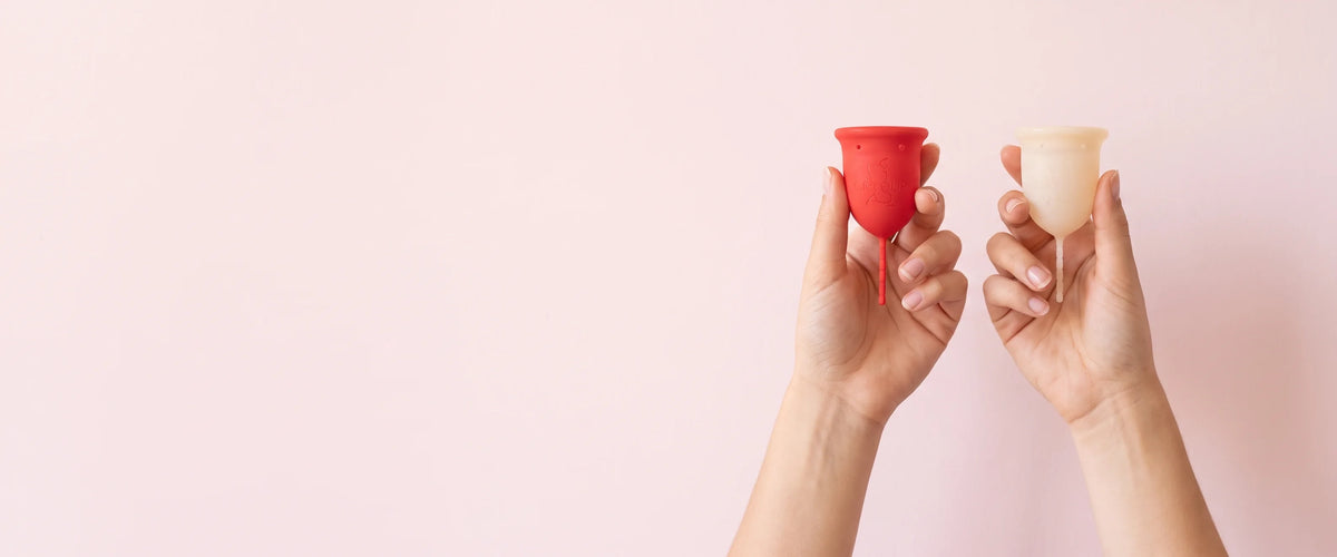 Manos con copas menstruales GIOCUP®