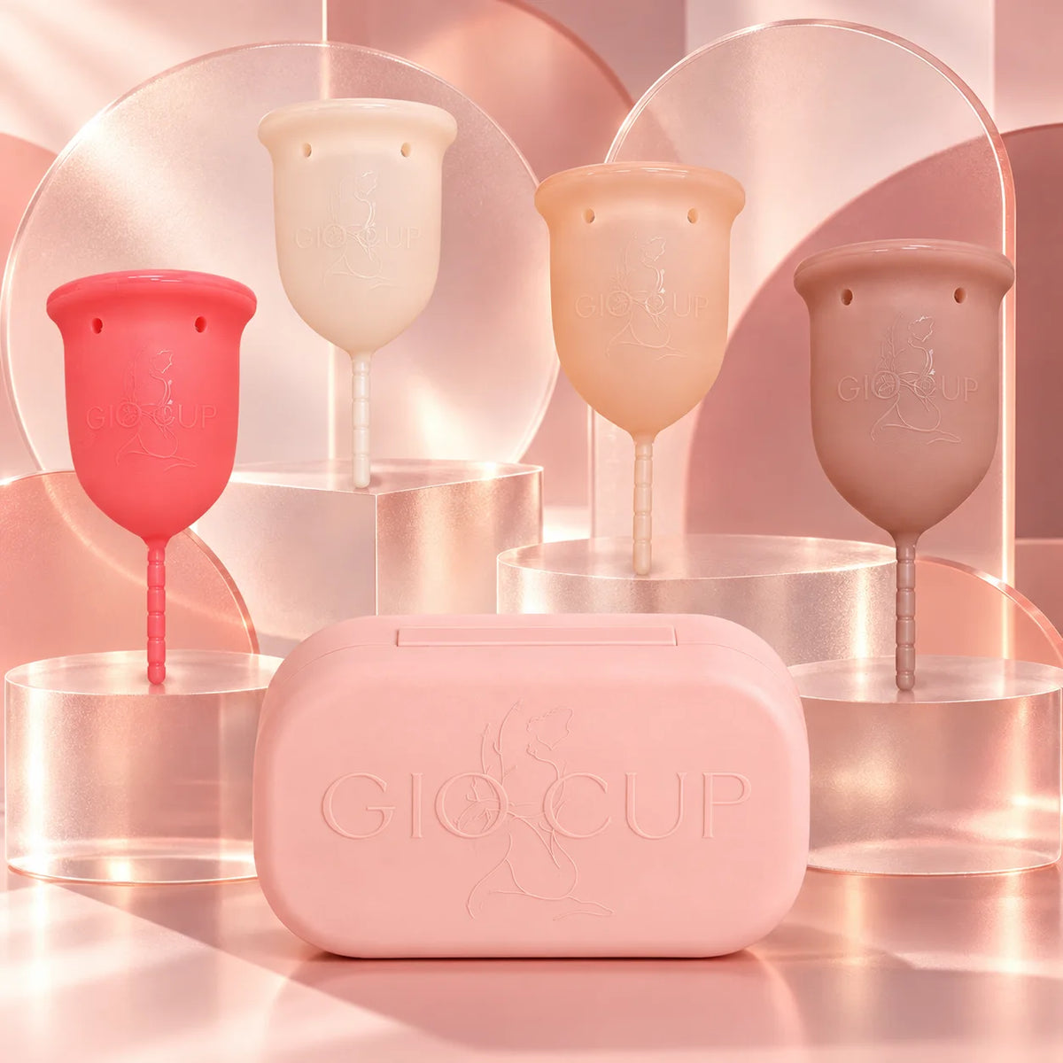 Os quatro copos menstruais GIOCUP® de pé, com o estojo do copo menstrual à frente