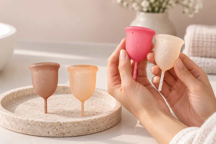 Os quatro copos menstruais GIOCUP® de pé, nas cores reais