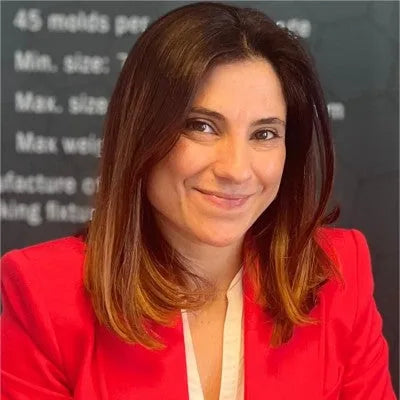 Sandra Ruivo, fundadora da GIOCUP®, de casaco vermelho e a sorrir